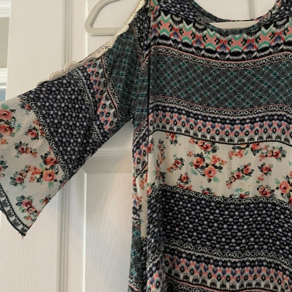 SJS Small patterned blouse with eyelet sleeves - Picture 2 of 3